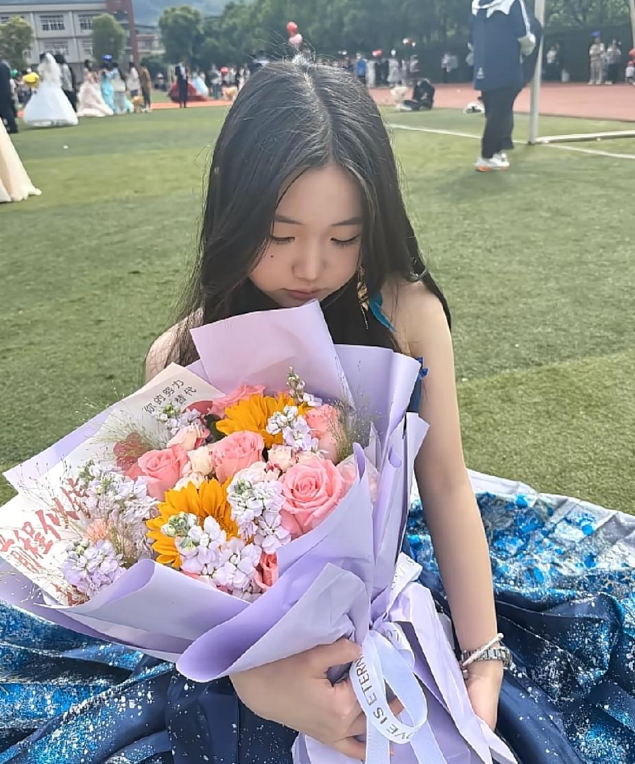 抱着妈妈递过来的鲜花，即将参加高考的女儿，突然说出的一句话，却让妈妈瞬间泪目了。