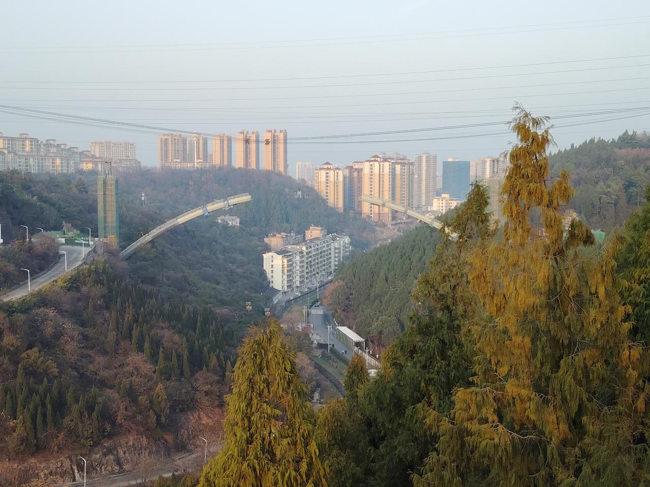 荆门象山-雨山两山廊桥快合龙了！
廊桥位于荆门市中心城区，北接象山、南连雨山，上