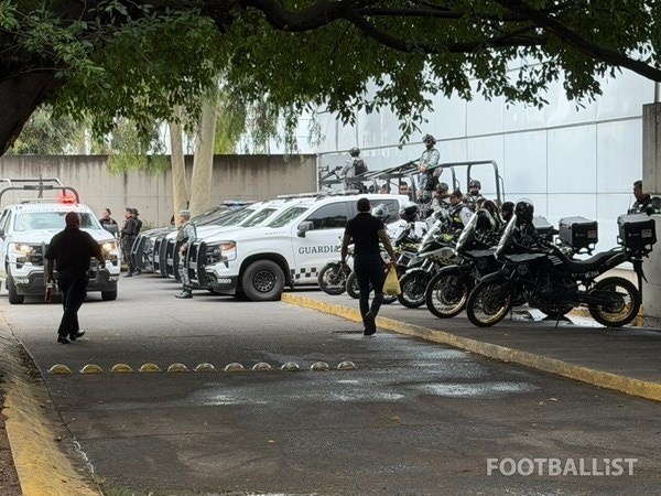 韩国队周边部署超70名警力  据韩国媒体footballist报道，在韩国队世界