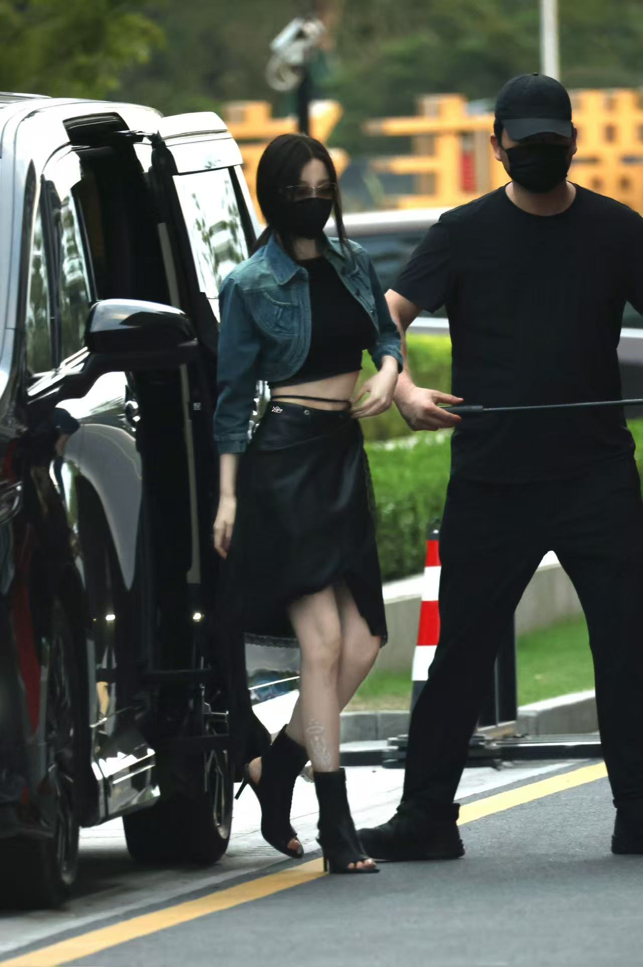 虞书欣[超话] EstherStyle私服穿搭来自星星的穿搭 🕶️街头牛仔风穿