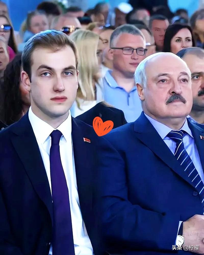 这事儿，怎么说呢，越琢磨越觉得里面都是戏。

普京让卢卡申科的公子，那个帅得不像