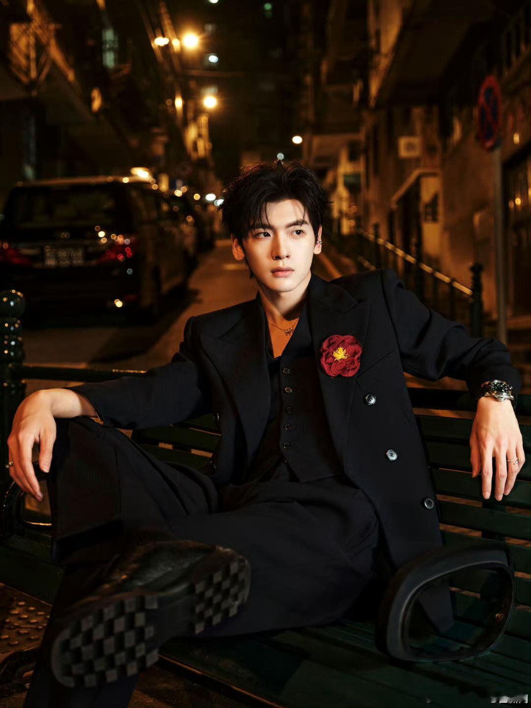 翟潇闻港圈公子既视感翟潇闻的港风贵气藏不住了！黑西装衬得下颌线利落，红花点缀复古