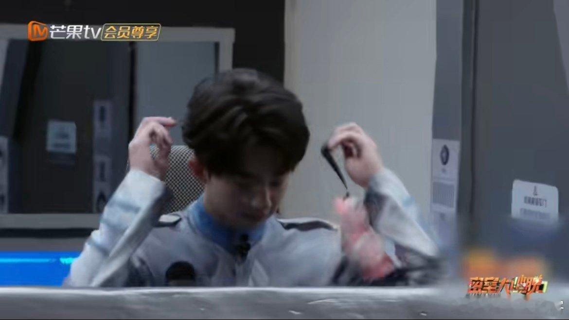 何运晨李晋晔双律列车长好带感 密神团这次的设定太赞！何运晨和李晋晔化身列车长，一