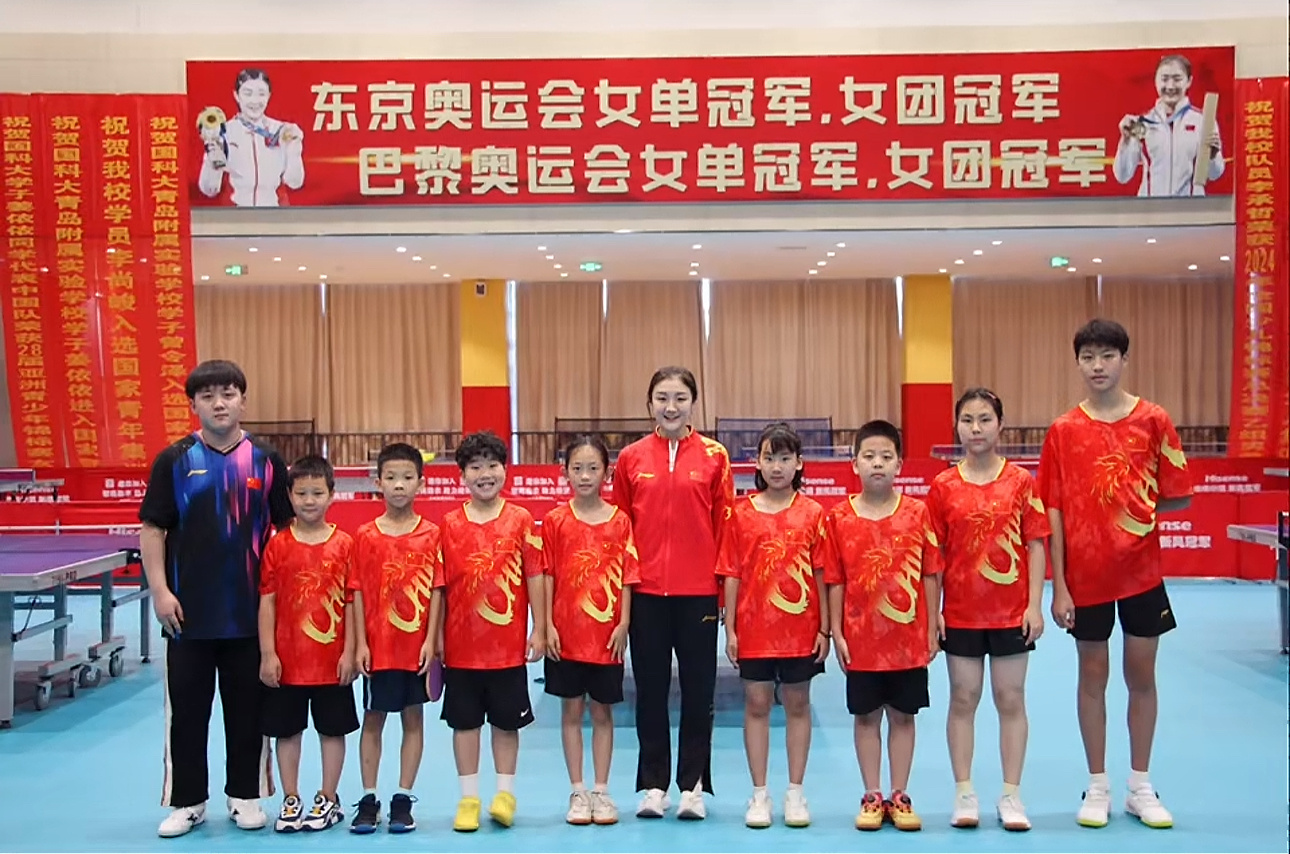 📸和小朋友们一起合照的小梦姐笑起来真好看[么么哒] ​​​