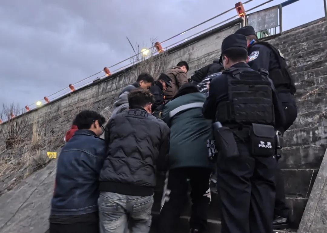 【冬日暖警】米林公安寒江救人 警民合力挽回轻生男子
2月25日19时37分
米林