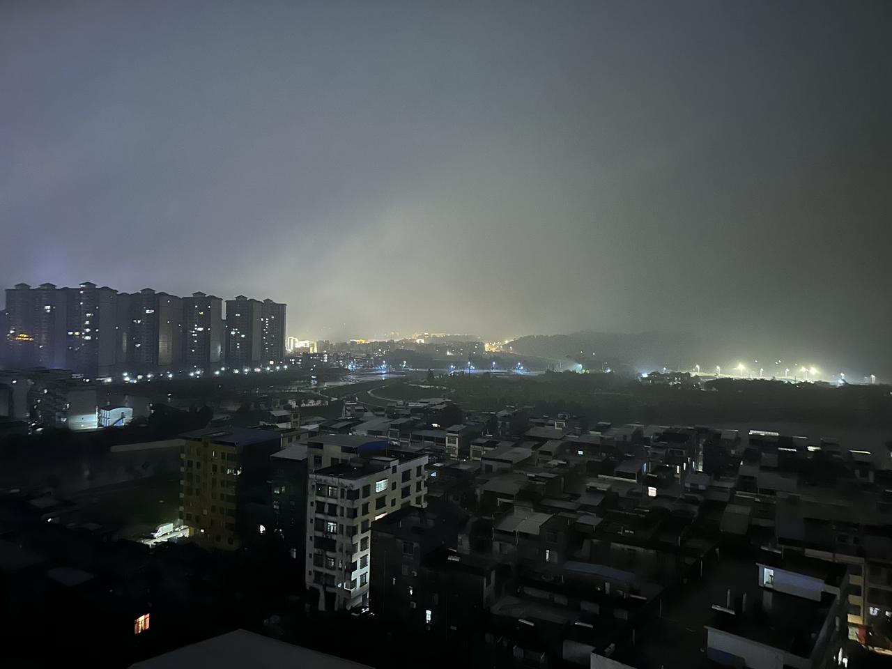 台风桦加沙带来的暴雨已经到达广西扶绥县，哗啦啦的雨好大。还好风不大，此刻是深夜十