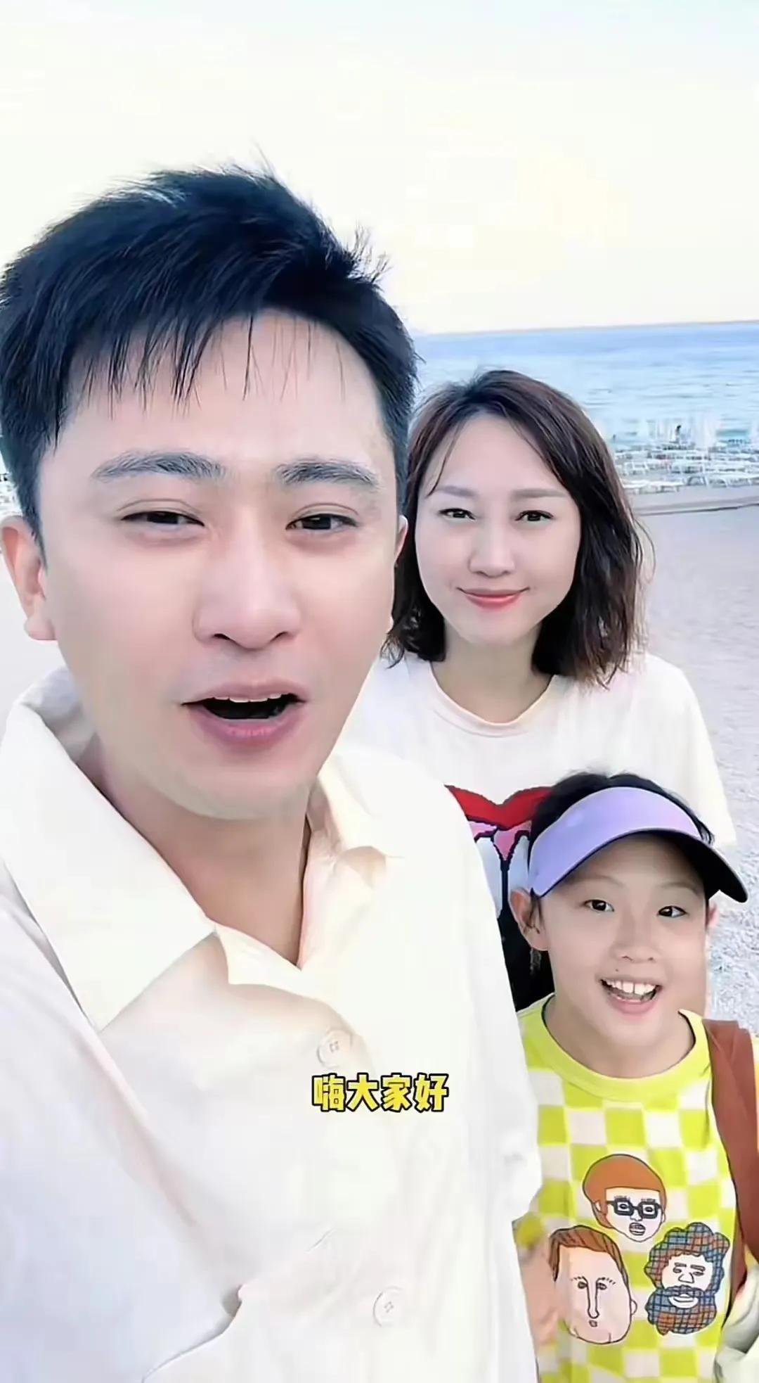 这女娃，前门牙露的花生生的，跟爸爸长的也不像，跟妈妈长的也不像，她到底像谁呢？