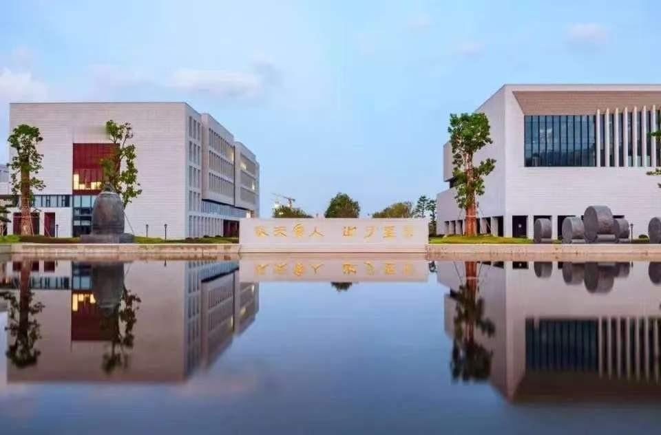 果不其然！曹德旺办大学之后，董明珠也出手办学，专业围着工厂转，只为给自己储备人才