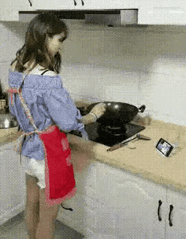 女子追剧，做饭都心不在焉。