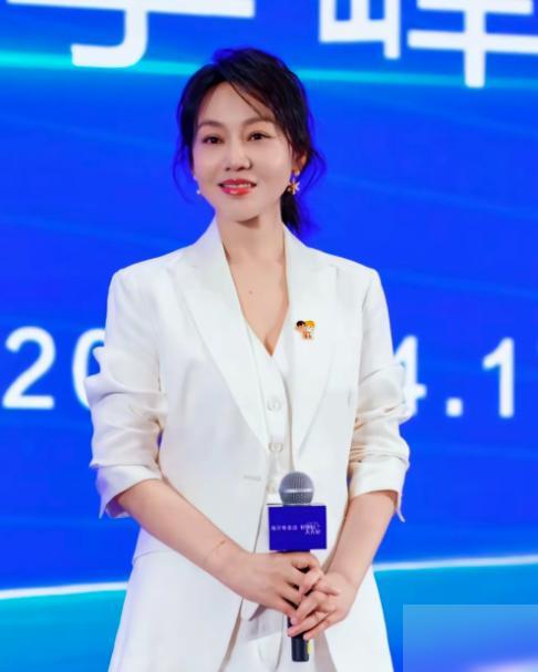 2004年，闫妮的丈夫邹伟提出离婚，闫妮不肯离，她觉得孩子还小，可婚姻真走到那一