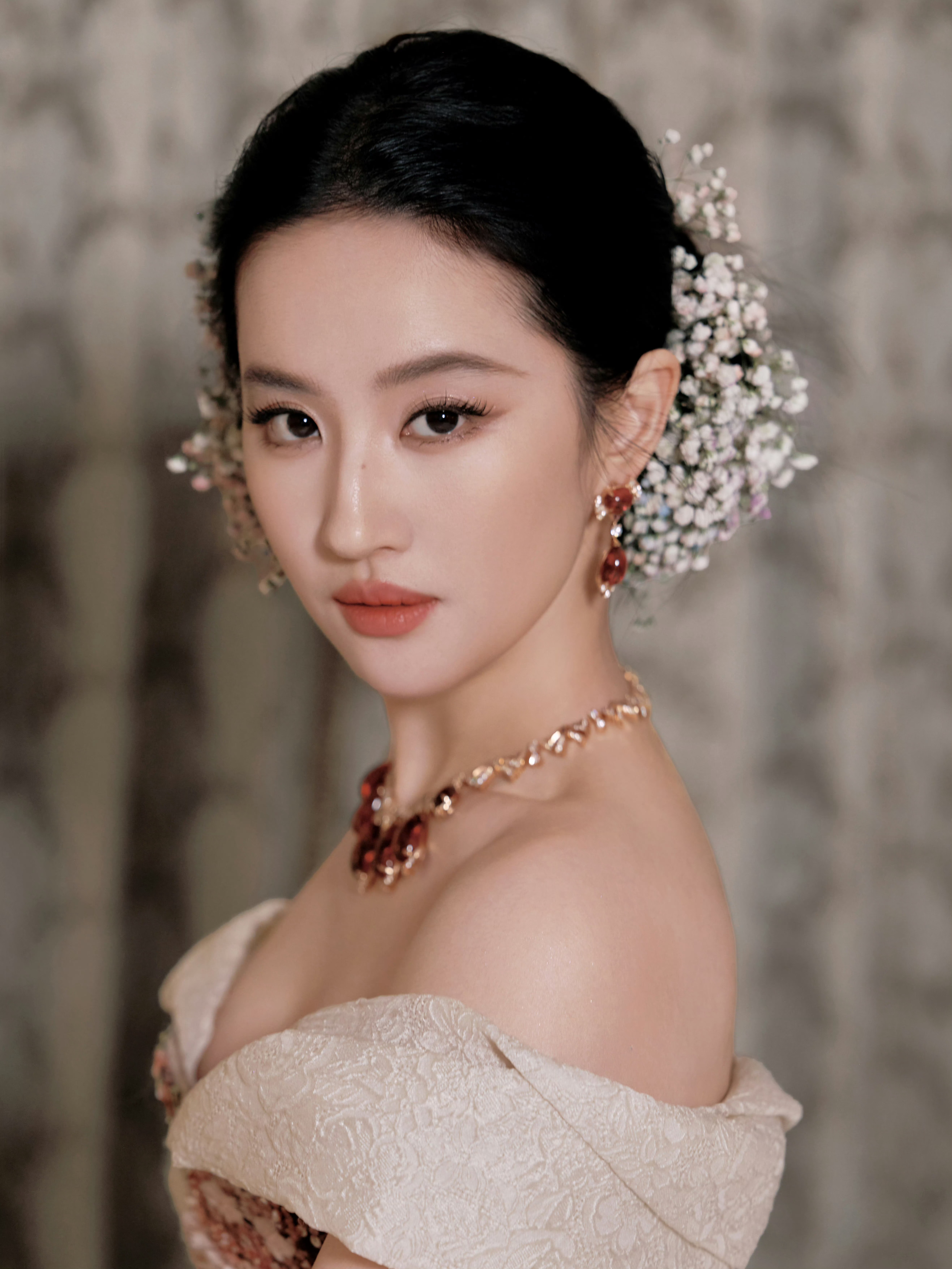 刘亦菲 今茜是何年今天，刘亦菲一袭ELIE SAAB 2025秋冬高级定制礼裙，