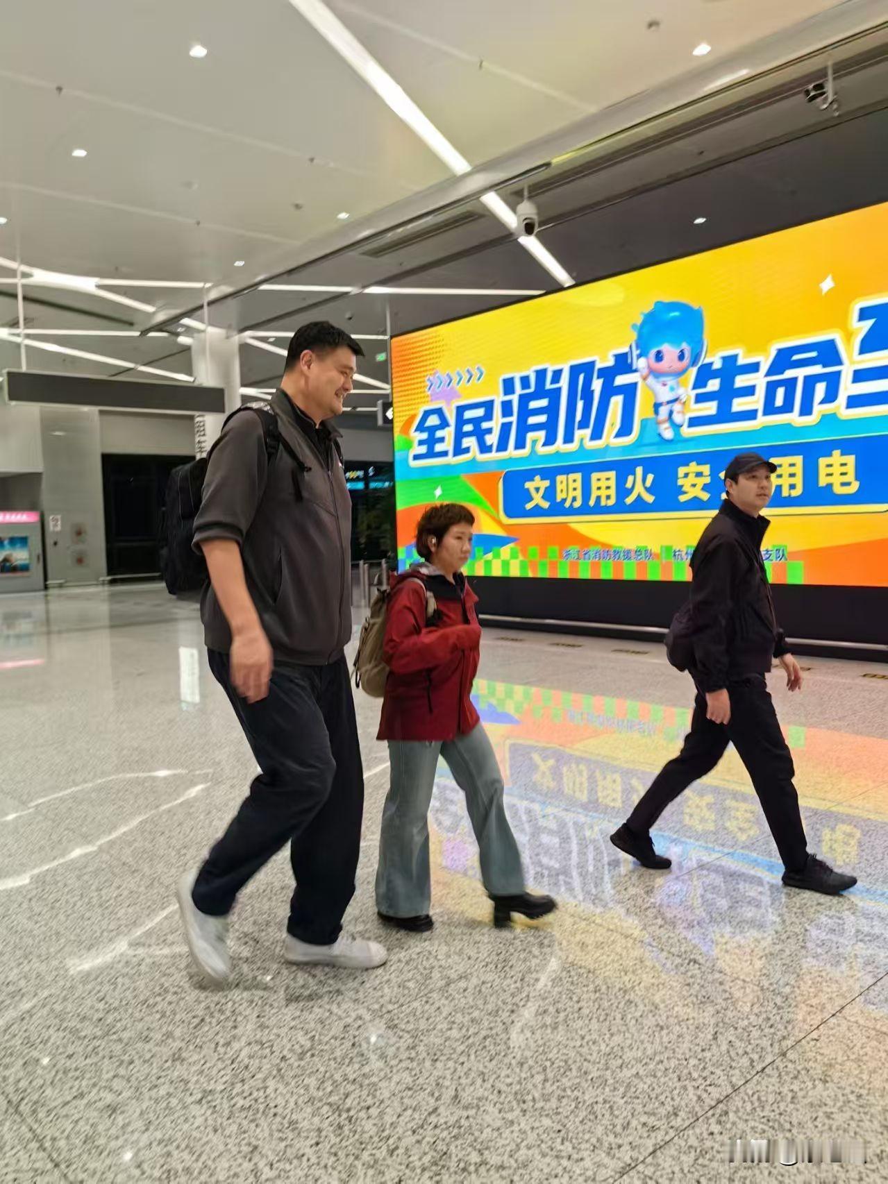 在普通人眼中，姚明已是令人仰望的巨人。其身高达到2.26米；而穆铁柱则以2.28