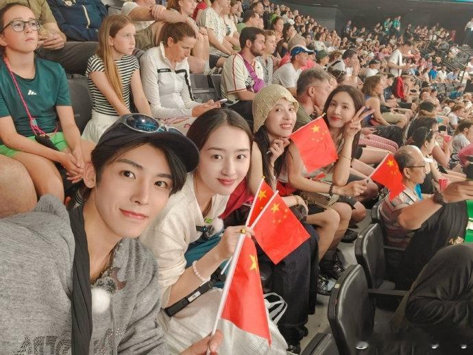 花少团晒奥运合照，为中国健儿加油！8月1日，《花儿与少年》全员晒出在巴黎观看奥运