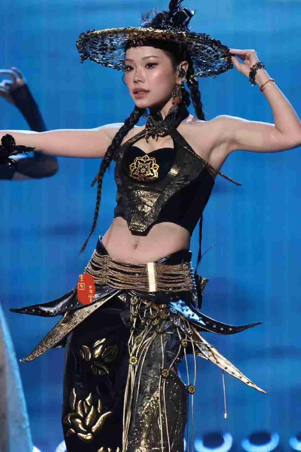 万妮达抖音华彩传承晚会出图
古风妆造秀出个性美带定位晒今日生活
我的今日状态：?