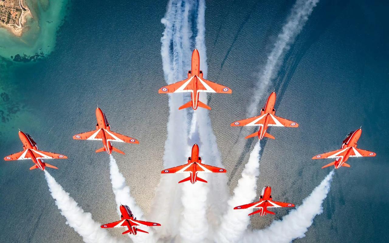 英国皇家空军“红箭”表演队主力机型为BAE“鹰”T1高教机，1979年替换“蚊蚋