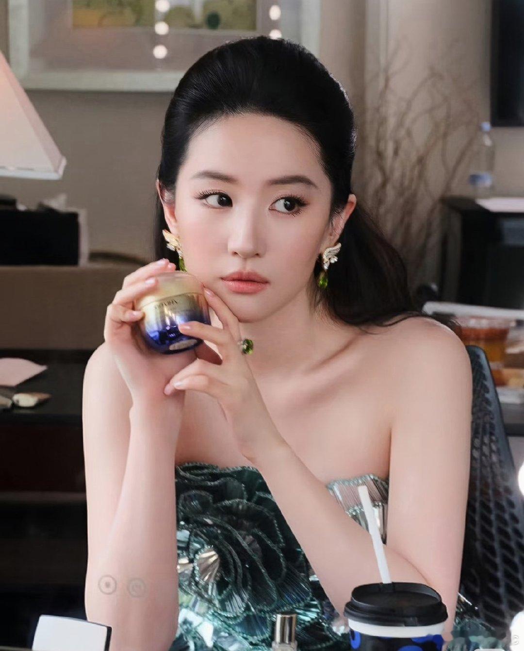 刘亦菲一次活动露出N个代言别人出席活动美就够了，刘亦菲出席活动还要带齐所有代言，