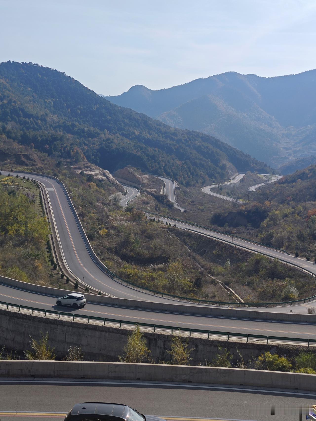 自驾南太行。
河南林州起，途径太行阁、石板岩小镇、高家台村、山西井底村、神龙湾挂