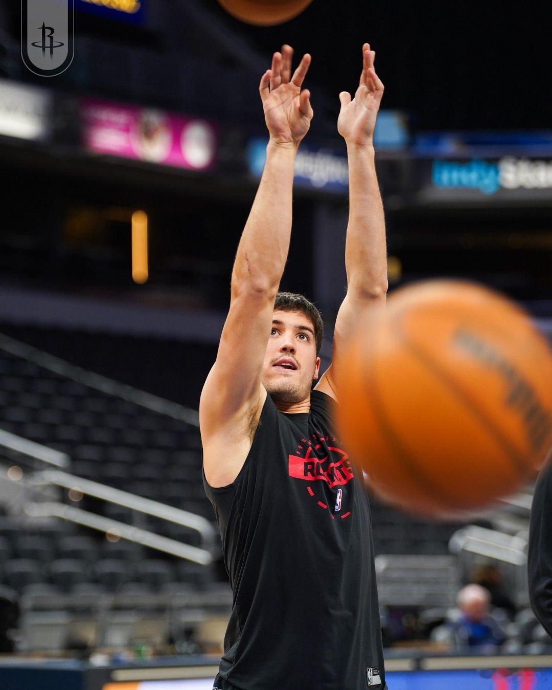 乌度卡表示，杜兰特确实扭到了脚踝——周日在场边踩到了球迷的脚。他坚持带伤出战，但