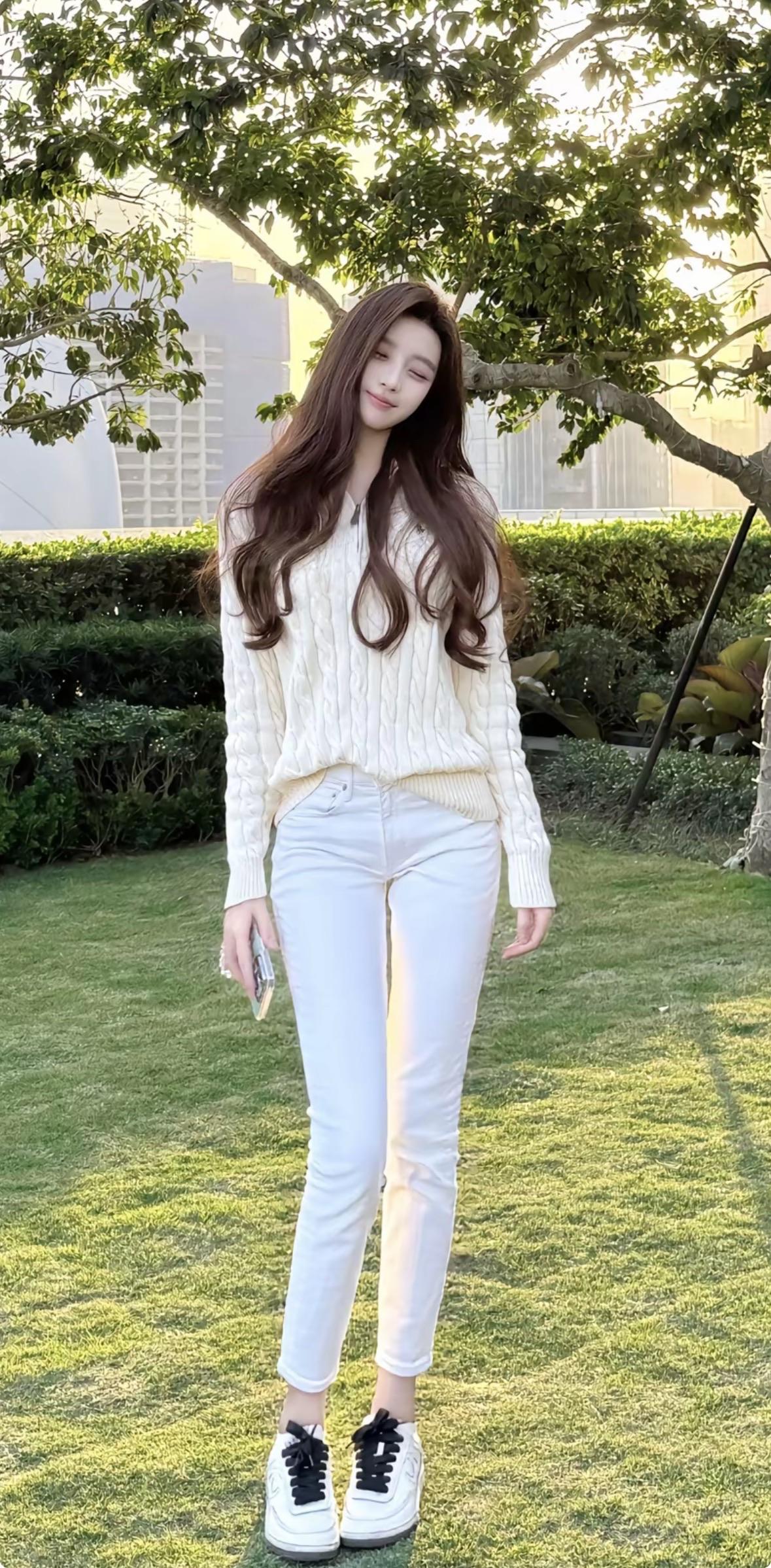 温柔阳光下的清新穿搭，白色毛衣+牛仔裤，简约又时尚！🌞👗👖👟
