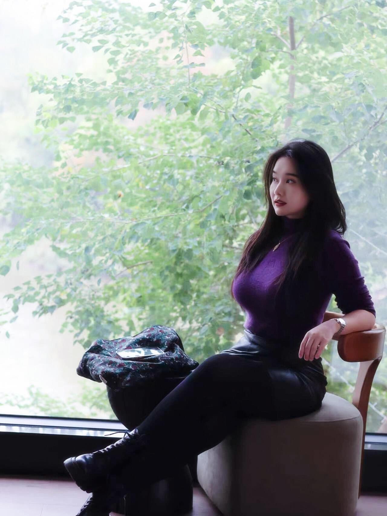紫衫与黑裙的温柔叙事
 
坐在窗边的那一刻，紫色针织衫的暖裹住肩头
细针织的纹路