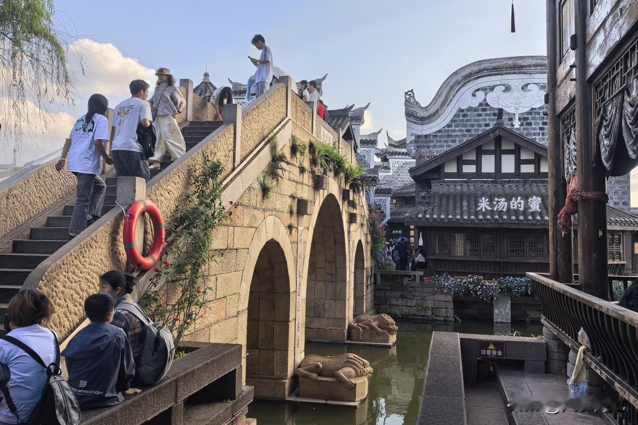 【十楼杂记】李庄
古巷石桥枕碧流，苔痕旧壁忆春秋。
三白宴罢江楼晚，灯影星河夜渡