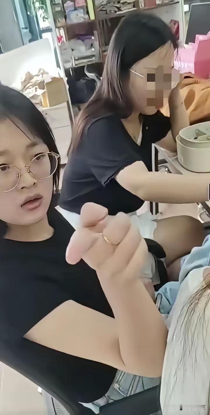 杭州小仙女怎么也没想到，外卖小哥如此较真，让她在公司里无地自容，丢人丢到国外去了