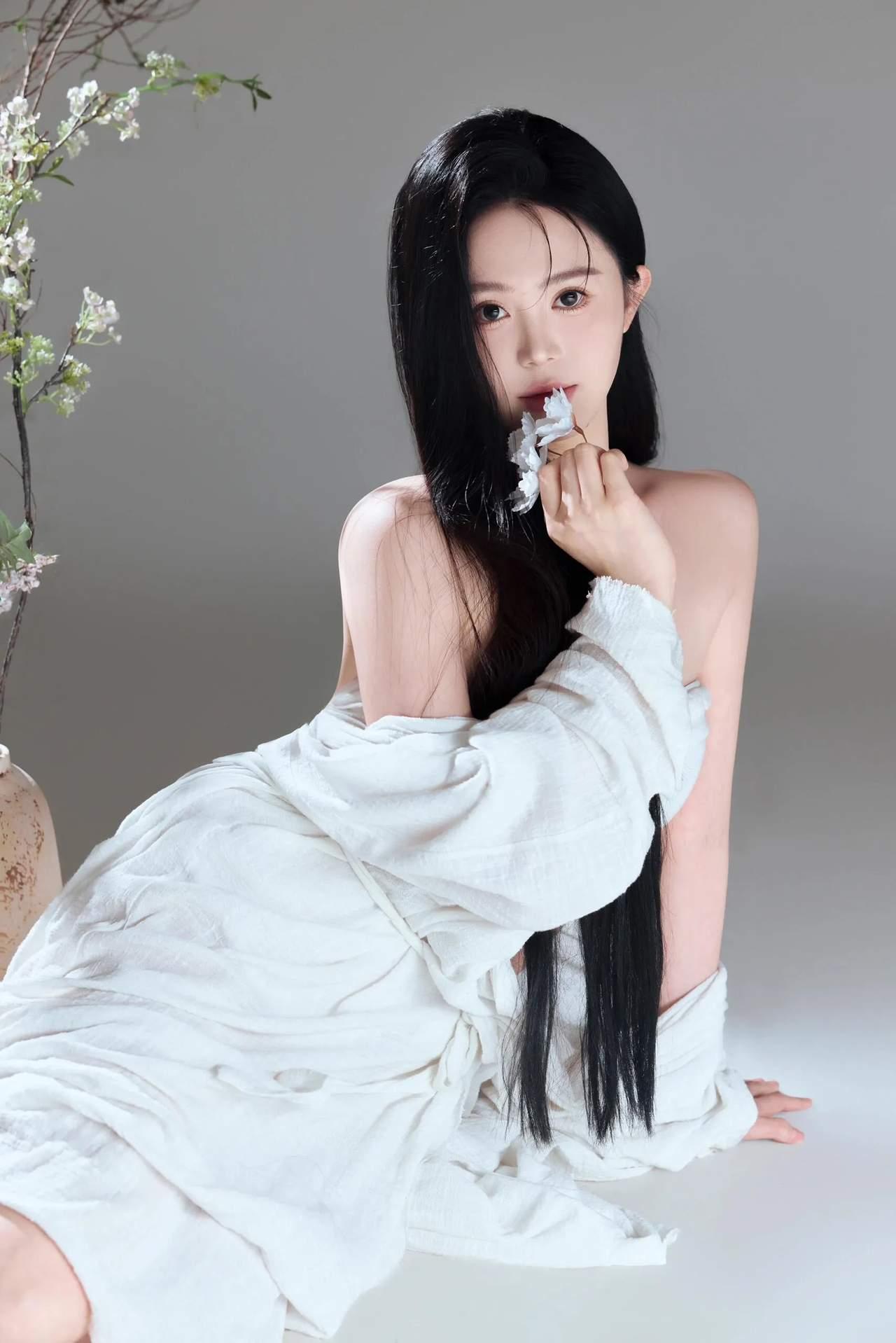 温柔少女，轻抚花瓣，静享春日时光。有哪些女生日常好看穿搭可以借鉴 儿童的世界是不