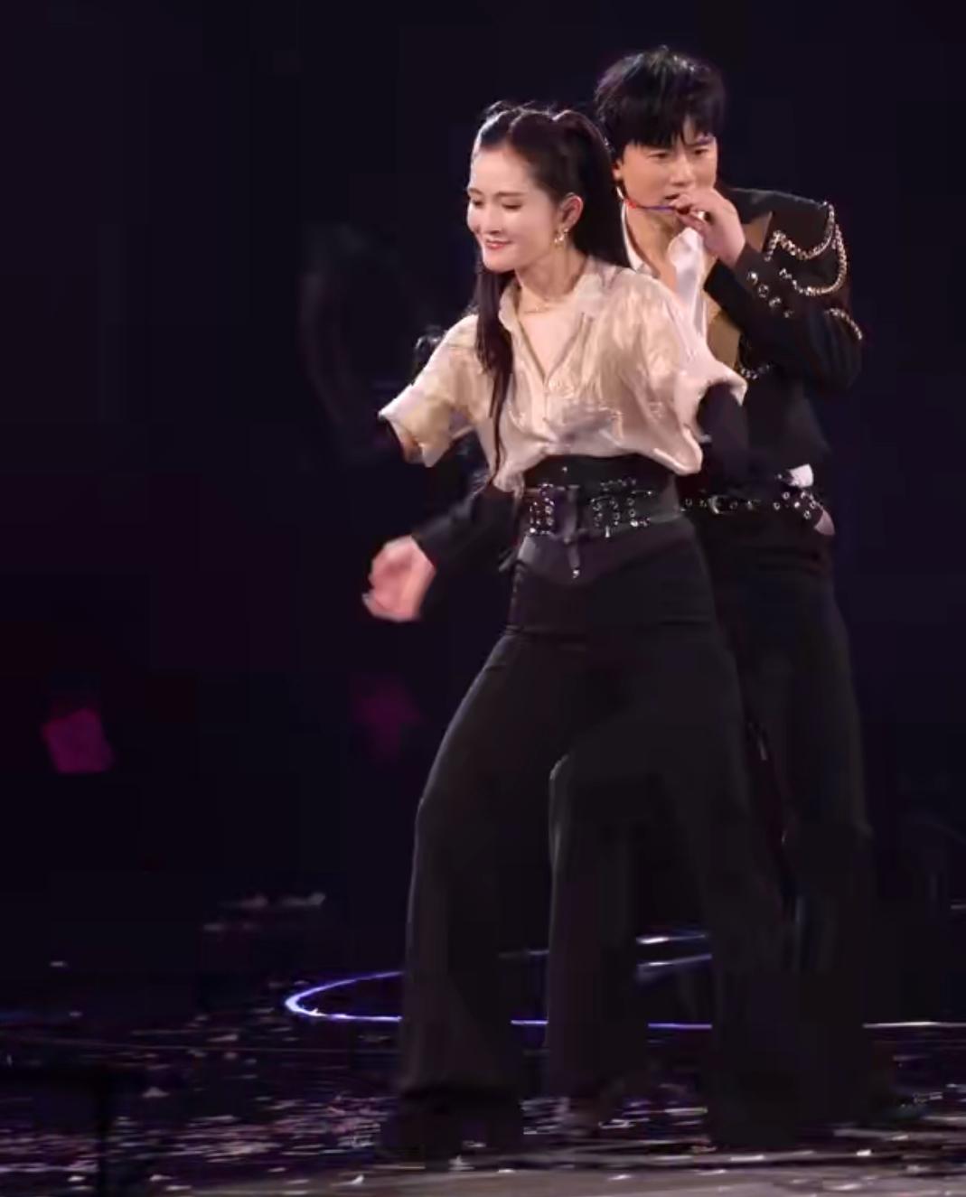 这两天全是嘲讽谢娜身材的吐槽，
她都生三个了吧，
有小肚子再正常不过了，
这个身