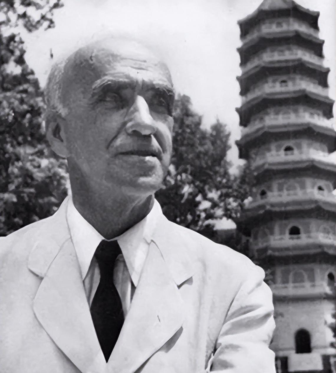 1949年蒋介石回乡祭祖，街头有人当面发问：听说你现在已经不再是总统了？
194