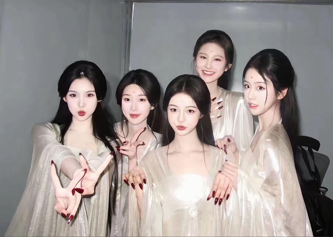 郭敬明真是颜控啊，月0里面几个酱油狐妖选角都挺漂亮，一点不敷衍… 