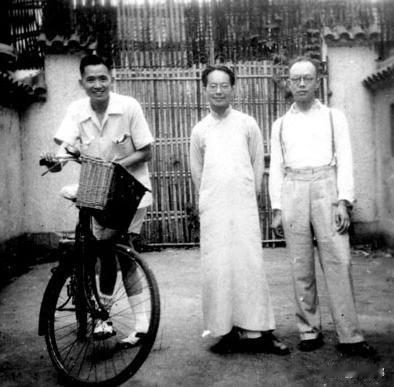 1918年，周有光报考圣约翰大学，同学让他拍西装照，他从没穿过西装，照相馆师傅也