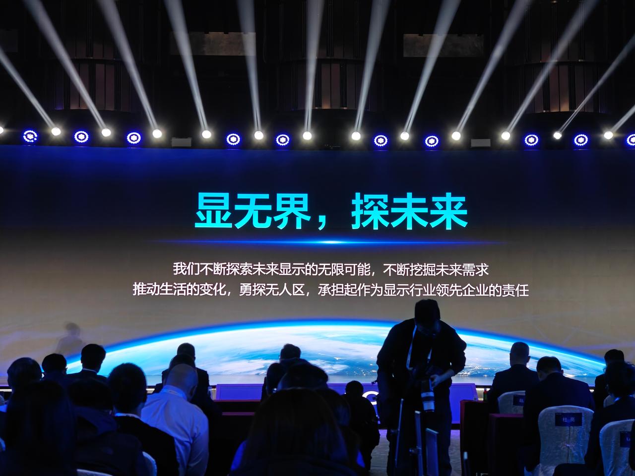 哈哈哈哈，都快下台了，闫博回马枪：下面还有一个简短的视频。[允悲]