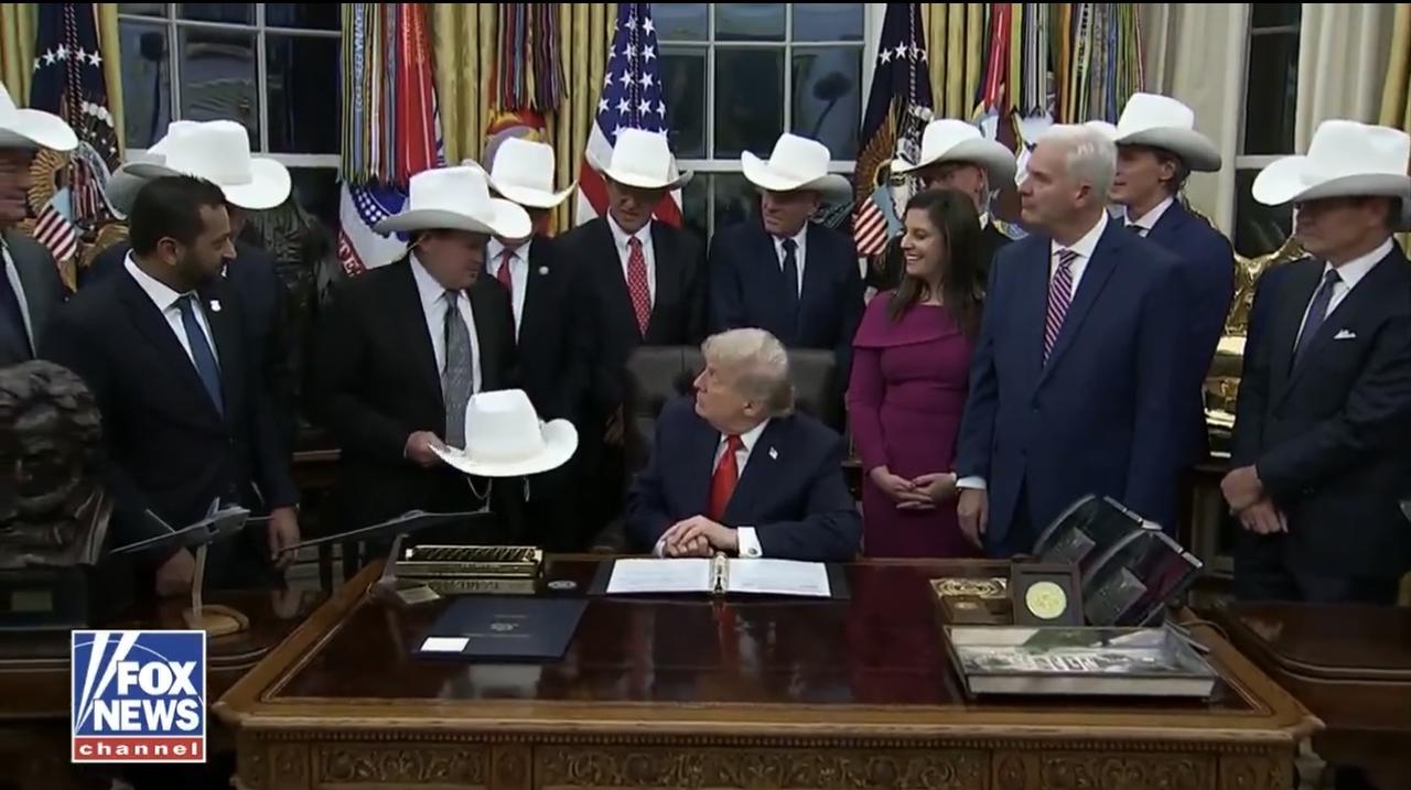 “你一定要拍张照片”

美国冰上奇迹奥运金牌得主代表队成员向特朗普赠送纪念牛仔帽