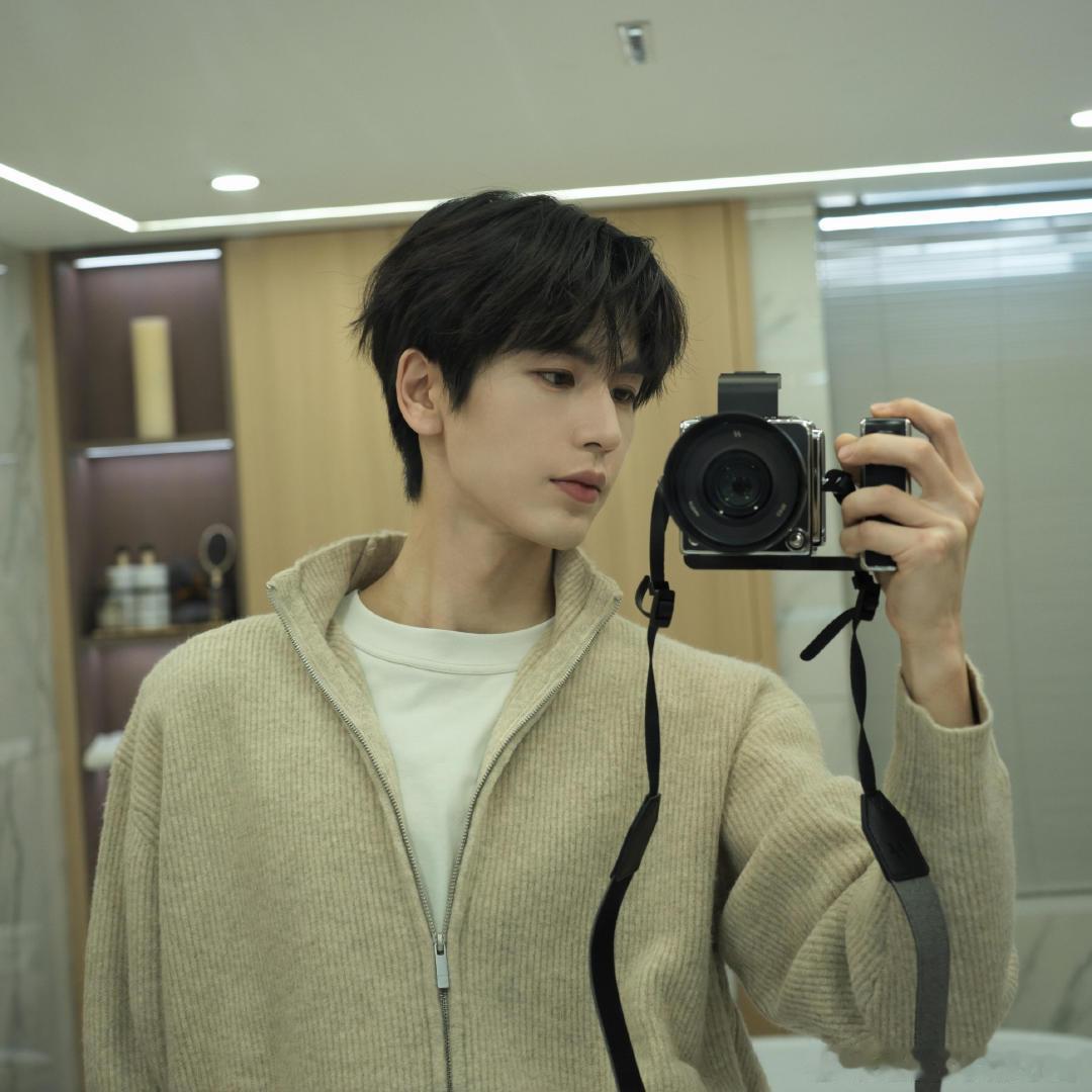 摄影师张凌赫上线摄影师张凌赫上线，小狗和小狗一起。张凌赫拍的狗狗