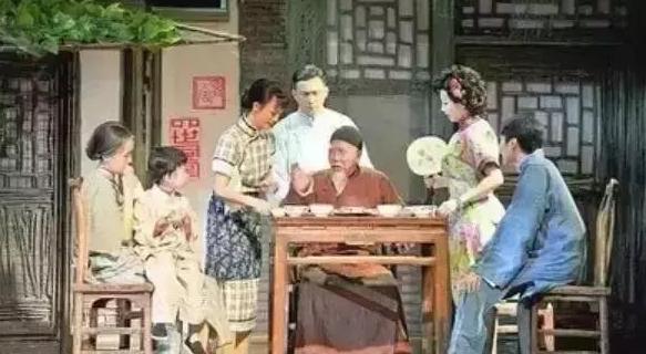 1983年10月，上海霞飞路的老弄堂里，法国梧桐的叶子刚黄了一半。

陆念慈蹲在