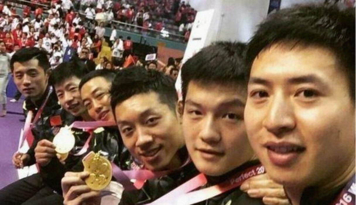 国乒名将勇夺金牌合照：

方博浓眉大眼，耸鼻皓齿；樊振东金相玉质，雄浑沉健；许昕