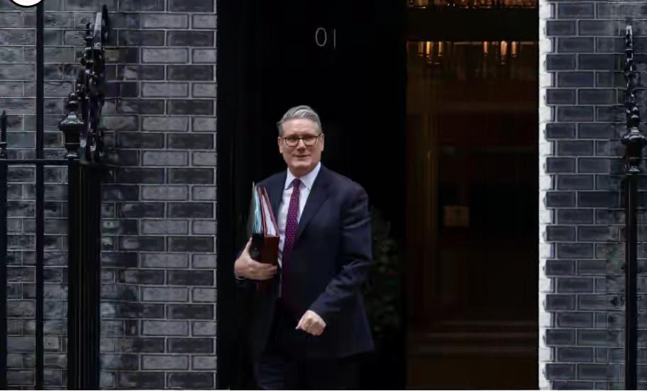 新年刚过，英国首相斯塔默可太闹心了！本来想一门心思搞民生、拉民调，还放话“除了生