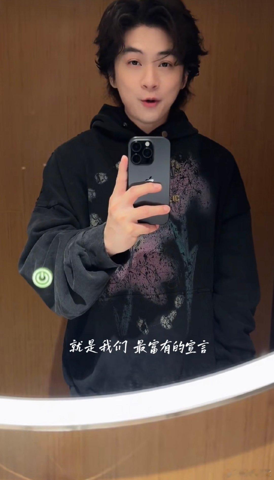 武艺把头发梳成王濛模样 武艺这波造型致敬也太可爱了，越看越觉得神似又好笑。乘风2