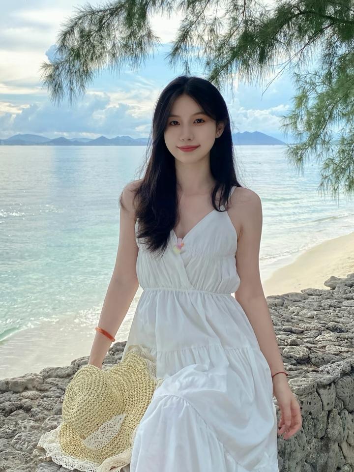 海边度假风，白色连衣裙与碧海蓝天相映成趣！🌊👗🌞