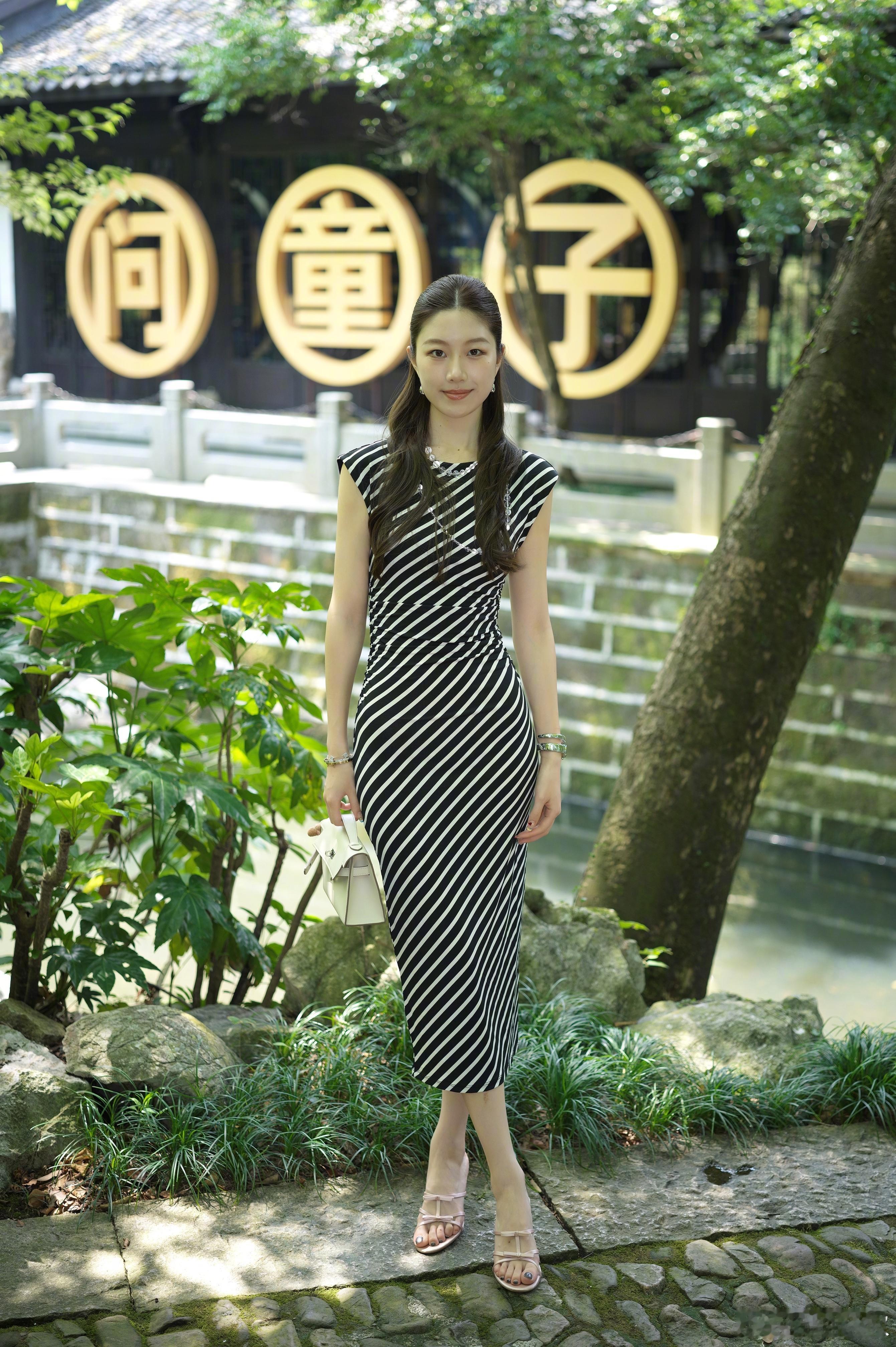 8月24日，问童子品牌展街拍更新，即便是直来直去的线条，也会因为你的衬托，而有了