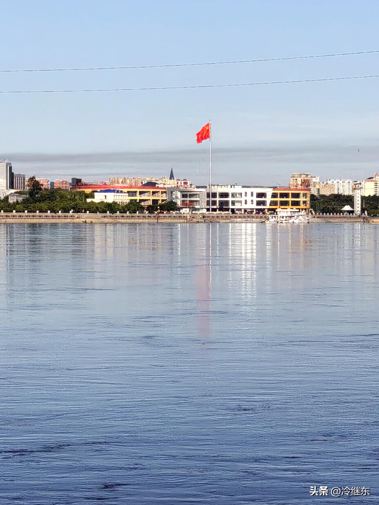 俄土游
踏上俄土觅风情，
回望黑河倍觉亲。
耳闻炮火深处行，
请续句……
（愿为