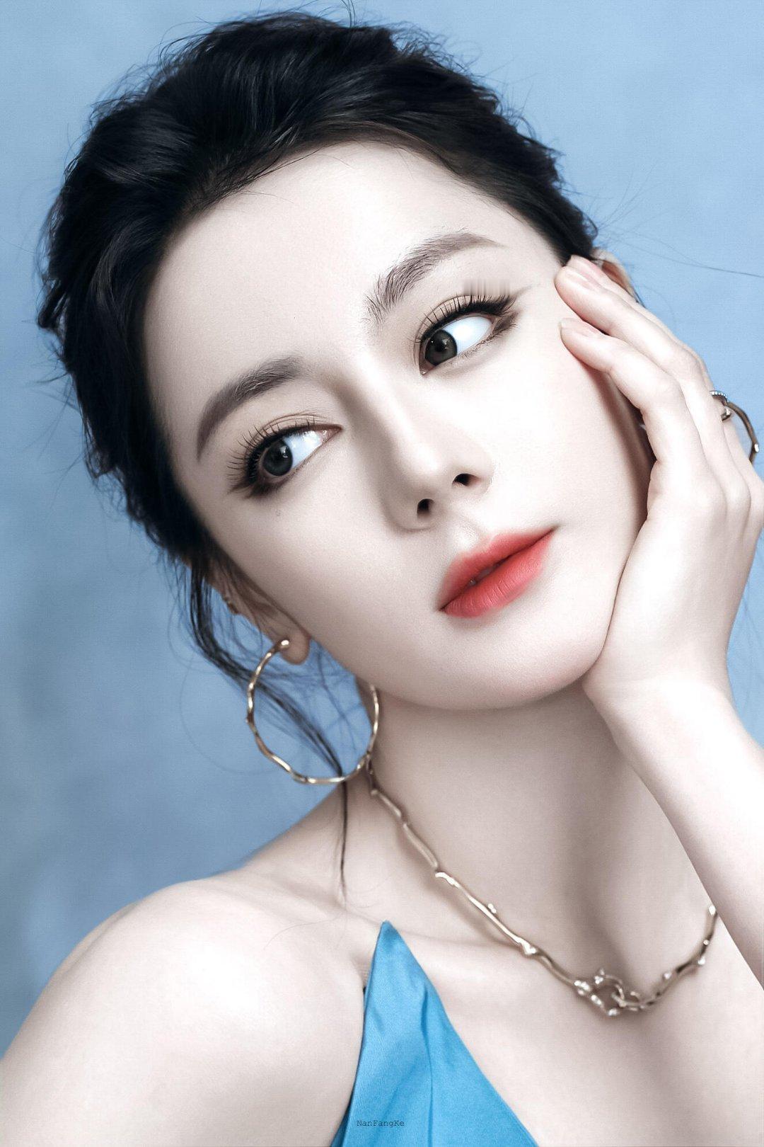 被迪丽热巴这身蓝惊艳了，就说要把美女的额头露出来吧 