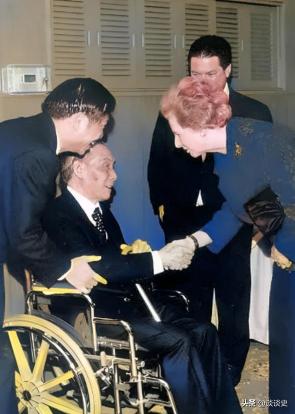 1992年，撒切尔夫人深深弯下腰去，握着一位中国老人的手说：“感谢你当年救了70