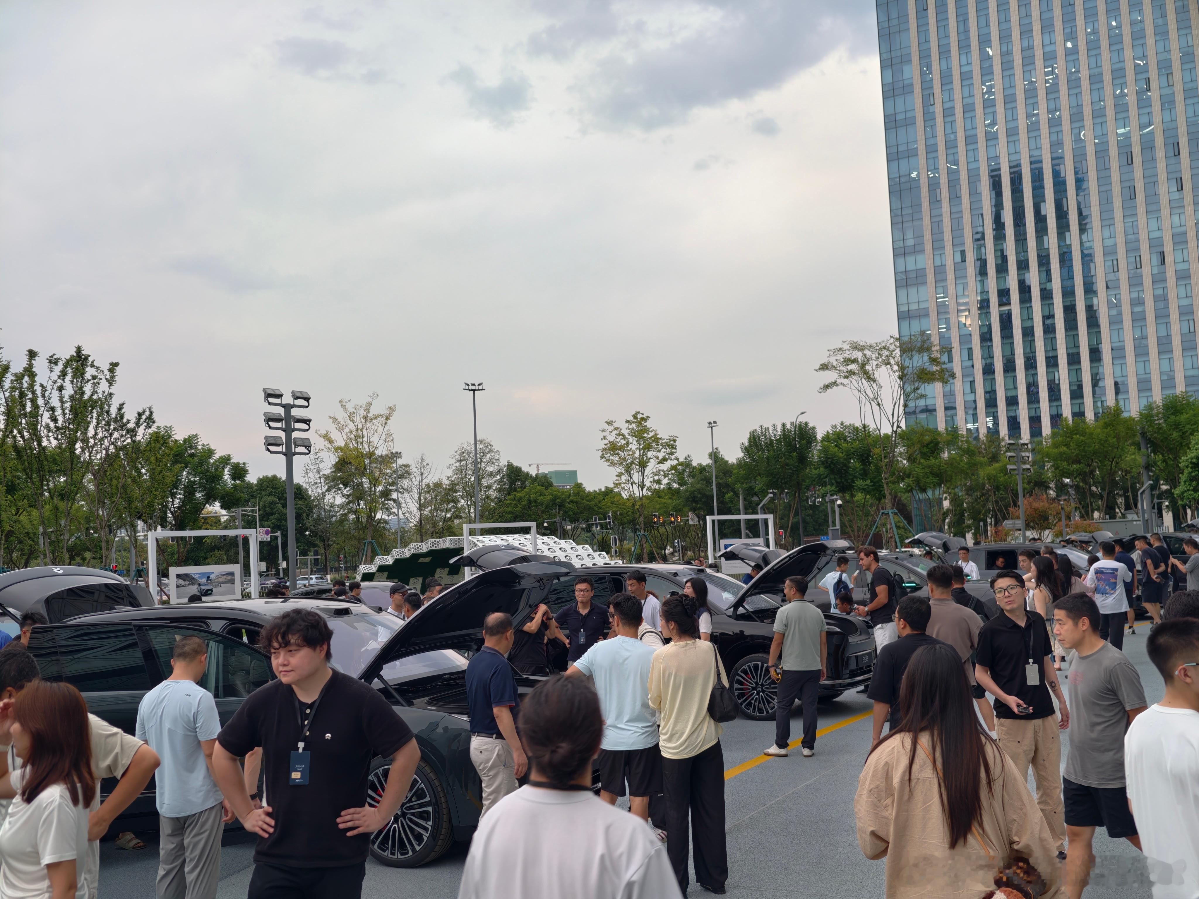 到现场啦，三代ES8同堂，新势力独此一家了吧！蔚来全新es8发布中国豪华汽车看蔚