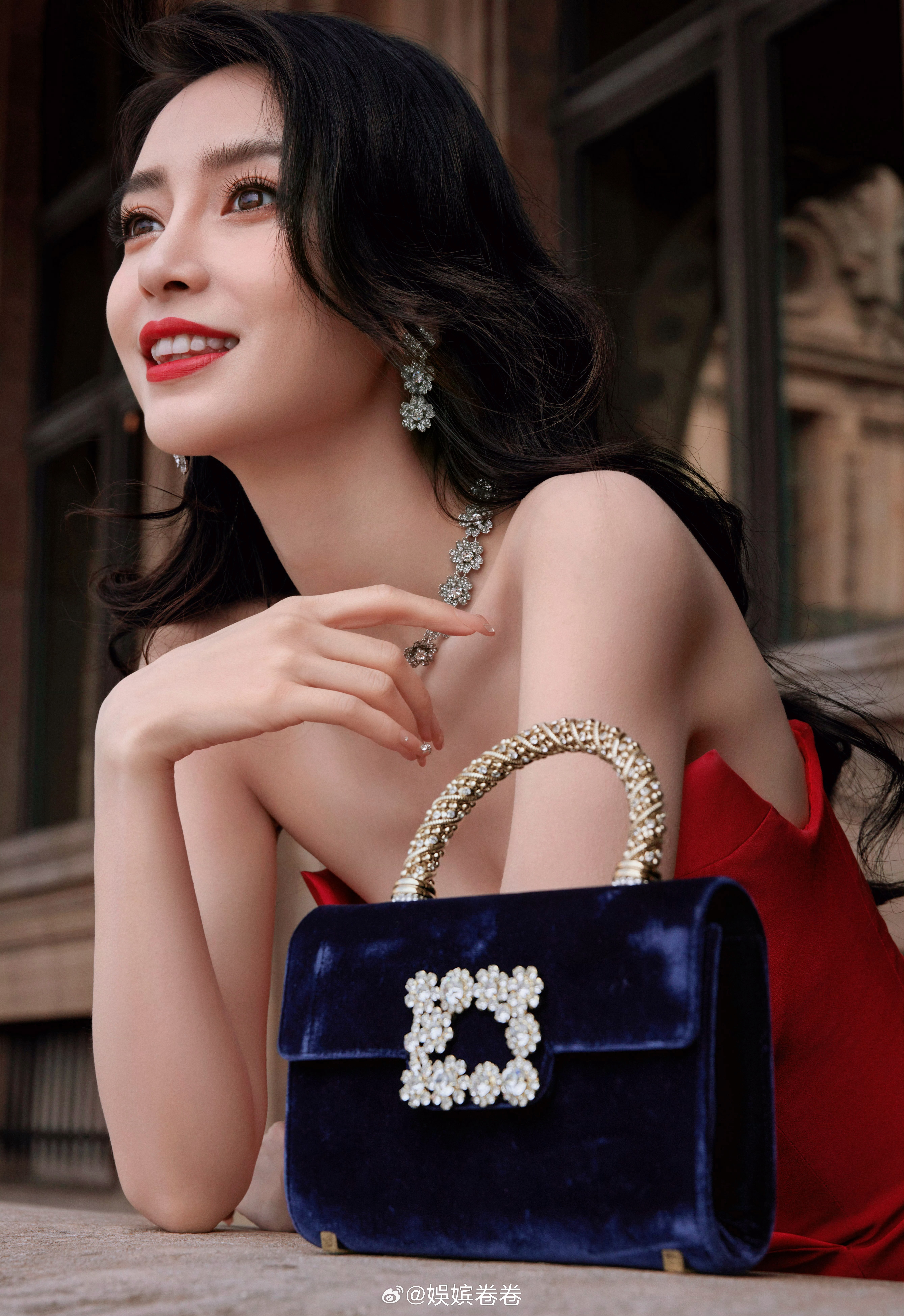 杨颖为香港捐款100万angelababy 人美心善的baby，低调捐百万驰援香