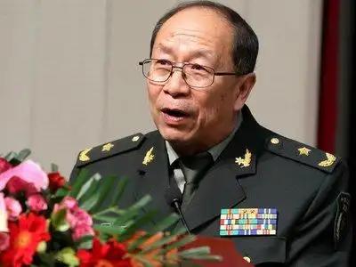 [微风]一次，记者曾问金一南：“为什么英国宁愿归还富得流油的香港，却以损失6艘军