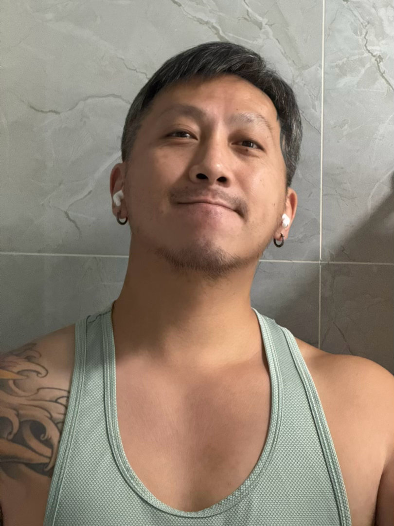 头发留了几个月，总算可以梳分头了