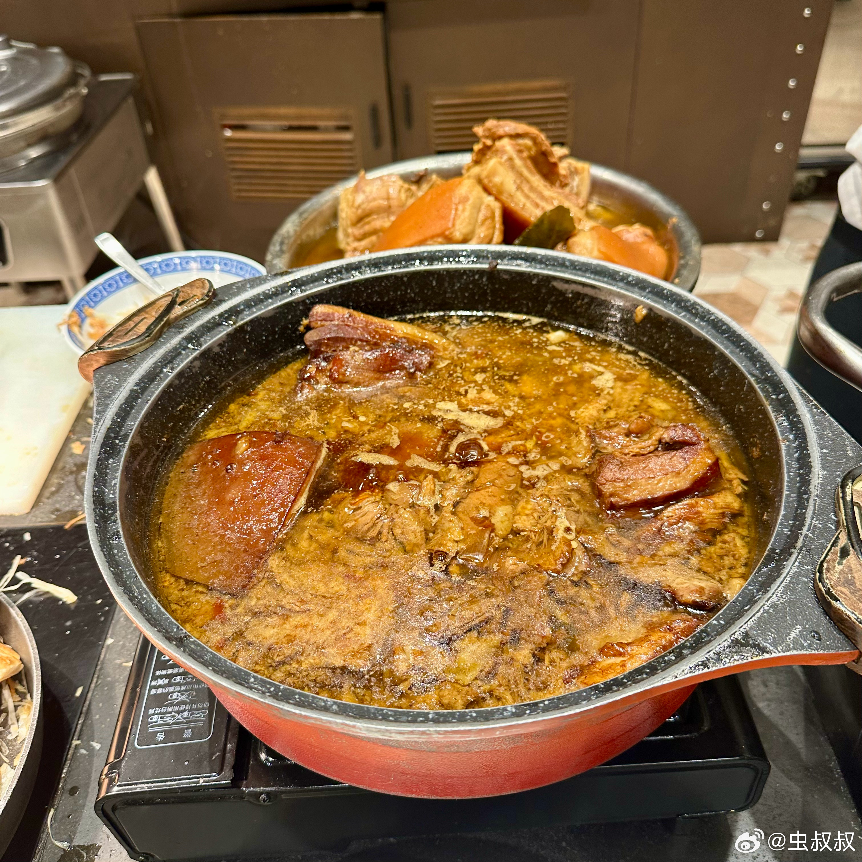 酒店早餐有肉夹馍的档口，有三种馍可以夹，我就吃迷你的肉夹馍，这个馍小，面团里也没