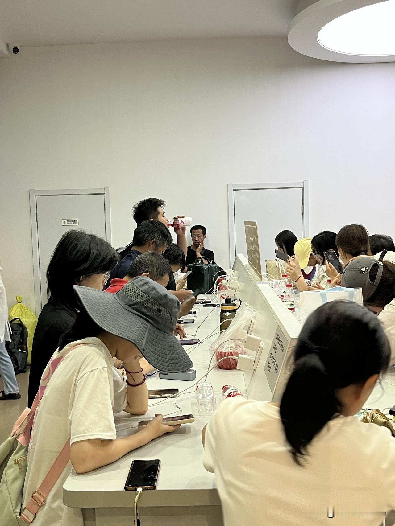 分享城市新鲜事谁能解释一下杭州火车站这种现象？