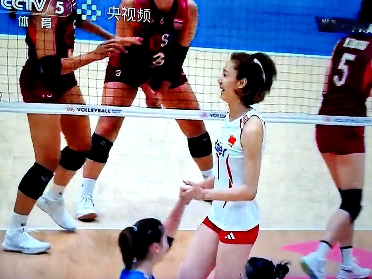 2026年女排世联赛南京站的比赛，中国女排对阵泰国女排。
比分就那么死死咬着，谁